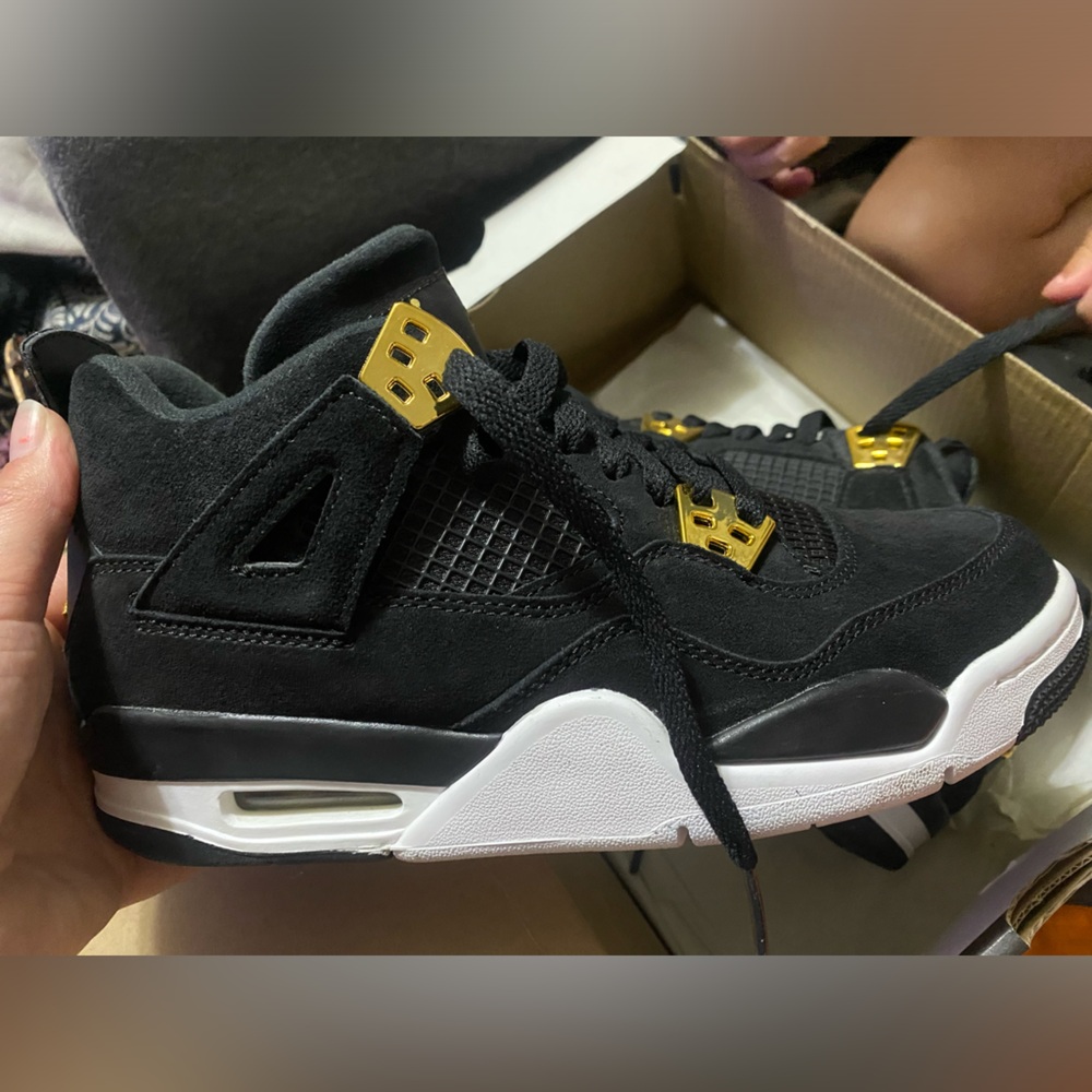 Black and gold Air Jordan 4 Retro - 5Y. Also fit as a womens size 6.